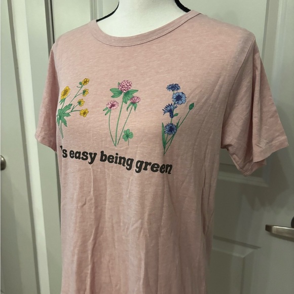 "Its Easy Being Green" floral pink basic tee size XL - Picture 6 of 10